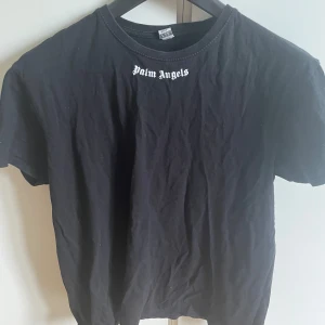 Palm Angels T-shirt - Tjena, säljer min Palm angels T-shirt i storlek L men passar mig som använder S-M på allt! 