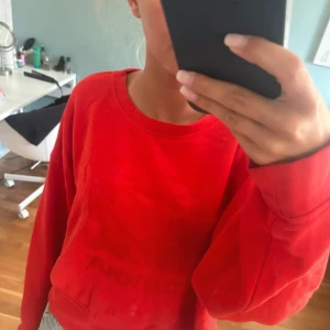 Sweatshirt  - Röd sweatshirt, aldrig använd 
