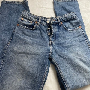 Mörkblå straight jeans💙 - Säljer dessa straight jeans från Gina då de alddeig kommer till användning. De är i bra skick då de användts ett fåtal gånger🩵 De sitter bra i längden på mig som är 163 cm lång🩷 Kontakta mig för frågor mm.💕