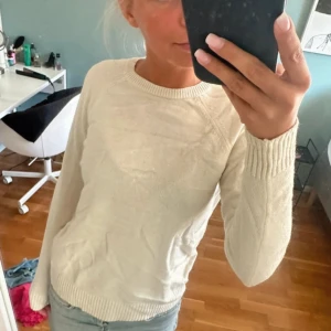 Stickad tröja - Vit stickad tröja, aldrig använd 