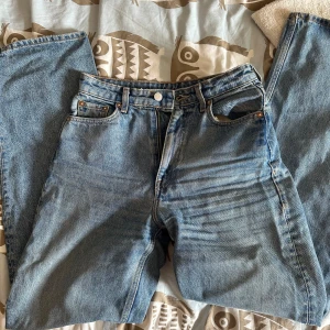 weekday jeans, style float - inga fel! bara använder inte dem längre. 24 W / 32 L högmidjade med baggy fit modellen säljs inte längre 