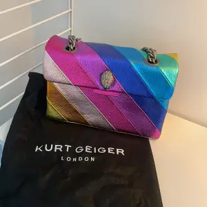 Säljer nu min Kurt Geiger då den tyvärr inte kommer till användning längre. Väskan är använd ett fåtal gånger och har inga repor eller andra skavanker. Kvitto finns och tillhörande dustbag medföljer🫶