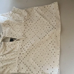 Supergullig topp - Jättesöt topp från veromoda, men används inte längre. Den har en pytteliten fläck på sista bilden men har inte provat att tvätta den.💗Priset kan också diskuteras.