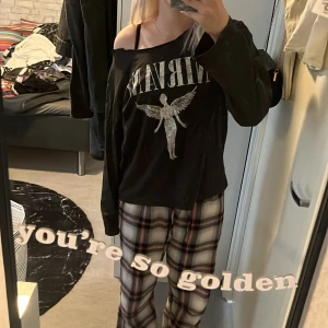 nirvana off shoulder - nirvana tröja !! bra skick 🖤 offshoulder