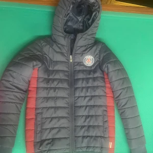 PSG jacka  - PSG jacka i perfekt skick, har aldrig hunnit använda för den inte passa 