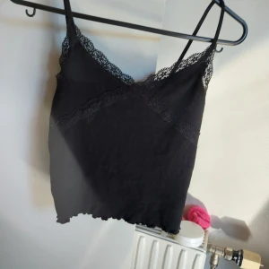 Svart spets linne🌟 - Svart spets linne från gina young. Rätt så kort i modellen slutar vid naveln. Jätte skönt material och ike kliar minns inte ordinarie pris men typ 199-149. Väldigt bra skick💕