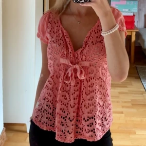 Rosa topp - Säljer denna superfina och somriga rosa topp!💖Köpt på Sellpy och märket är Odd Molly. Har heller aldrig använt den, därav sitter lappen fortfarande kvar.
