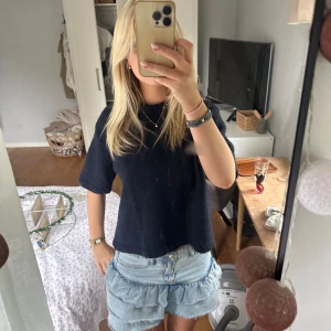 Stickat t shirt - Super fin marinblå stickad t shirt! Bara använd en gång💗