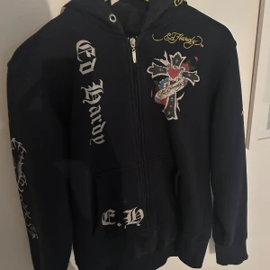 Ed hardy zip - Zip up från ed hardy, bra skick, passar S/M, köpt för 1199, säljer för 699