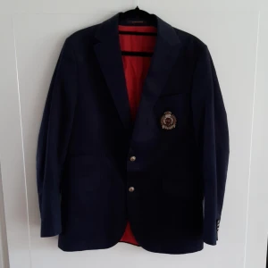 Blå Morris kavaj med emblem - Storlek 50 (ungefär large) och 100% foder bomull, väldigt fin kavaj i bra skick