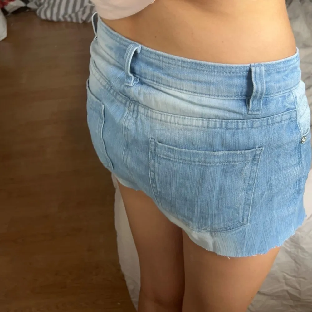 Snygga jeans shorts, low/mid Waist beroende på längd o storlek💕 har klippt själv de för att göra de lite kortare men det är inget som syns . Shorts.