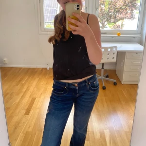 Fina LTB jeans  - Säljer ett par superfina LTB jeans i storlek 27/34, de är i mycket bra skick. Jeansen är använda fåtal gånger och har inga skador. Passar perfekt på mig som är 170💕💕