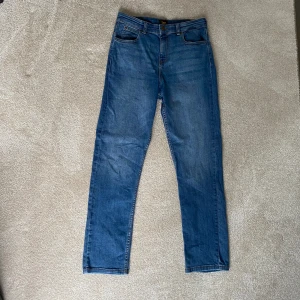 Lee jeans - Säljer ett par blåa Lee jeans i storlek 14-15 år. Säljes pga använder inte. Använda 3 gånger!  Nypris 849kr Mitt pris 199kr