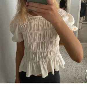 Volang topp - !!!Lånad bild!!! Säljer denna topp som ursprungligen är ifrån mango men som jag köpt här på plick för ungefär 2 månader sen💗✨Endast använd 1 gång av mig! ⚠️Tryck ej på köp utan att höra av dig⚠️