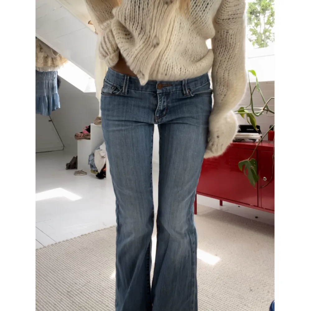 Så nice jeans som sitter så sjukt bra!! Lowaist, långa och så snyggt jeans material!! Sitter perfekt på mig som är 173cm❤️❤️. Jeans & Byxor.