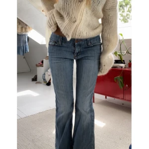 Super snygga jeans - Så nice jeans som sitter så sjukt bra!! Lowaist, långa och så snyggt jeans material!! Sitter perfekt på mig som är 173cm❤️❤️