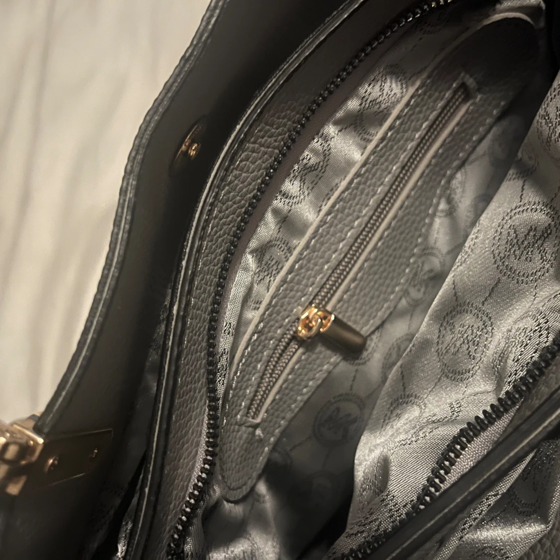 Oanvänd Michael Kors väska - 93