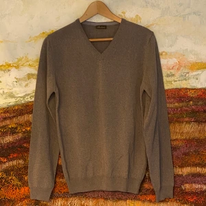 Merino tröja | Stenströms - Tvär fet Merino tröja ifrån Stenströms i färgen Mud-Brown, helt i nyskick och aldrig använd, säljer eftersom den ej passade mig. Storleken är S. Nypriset är 1699kr, mitt pris är 500kr. Vid funderingar är det bara att höra av sig!!👍🙏