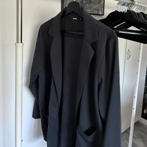 Kavaj - Säljer denna svarta kavaj i storlek s från bikbok. Den är helt oanvänd, precis som ny och finns inte att köpa. Säljer den för 199kr💕
