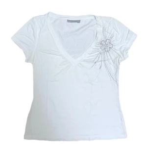 y2k vintage 2000s sequin tshirt - söt tshirt med broderat tryck från mexx. Nopprig som ses på bilderna. Storlek M men skulle säga passar en S också. 