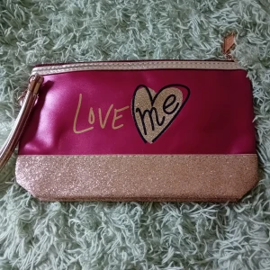 Cosmetics väska  - Helt ny sminkväska till ett bra pris. 