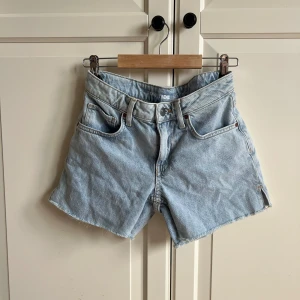 Lågmidjade jeansshorts från never denim stl: xs-s - Supersnygga jeansshorts från never denim, lågmidjade och korta, aldrig använda, storlek xs-s.