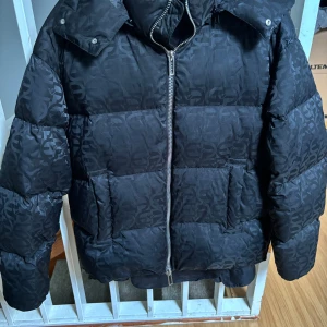 Armani jacka puffer vinter  - Emporio Armani jacka puffer  Size 50, passar mig som är 183cm/85 kg Cond:9/10