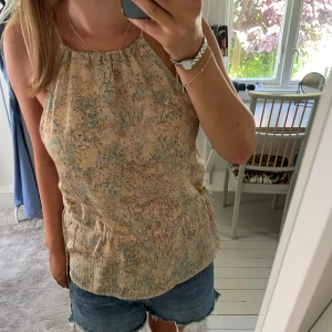 Blommigt linne - Så så så fint linne eller topp med ett blomm-liknande mönster🌺 kontakta vid intresse eller frågor!