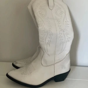 Cowboy boots - Jättefina cowboy boots perfekt för utgång!💓
