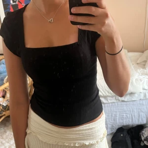 Svart topp - Skitsnygg fest-/vardagstopp med rak urringning och stretchigt tyg👌🏼🍸 Bara använt ett fåtal gånger🫶🏼