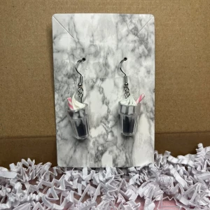 Grå milkshake örhängen  - Grå milkshake örhängen, nickelfria 