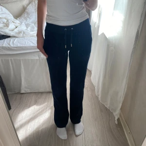 200kr🫶🏼 - Säljer dom här jättefina mjukisbyxorna från Juicy Couture. Använda under vintern. De är lite slitet längst ner vid foten men dom är i gott skick.💗💗