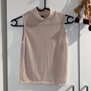 Topp - Snygg halvt see-through topp från h&m. Knappt använd i bra skick!