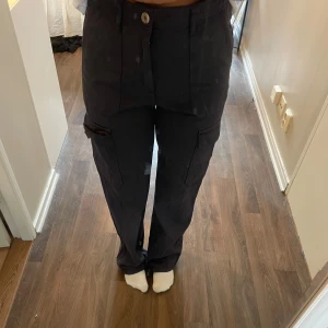 Cargobyxor - Hej!! Säljer dessa snygga cargobyxor från zara!! Endast använda en gång så dem är i nyskick💕