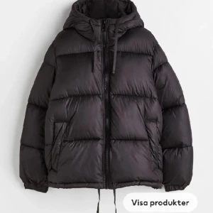 Vinterjacka hm  - Näst intill oanvänd jacka från hm 🥥 använd vid 2-3 tillfällen då jag har andra och måste rensa pga flytt 