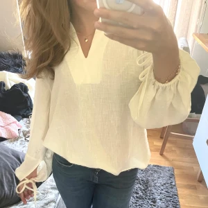 Vit blus - Helt ny, lapp sitter kvar! Säljer för 250, pris kan diskuteras!