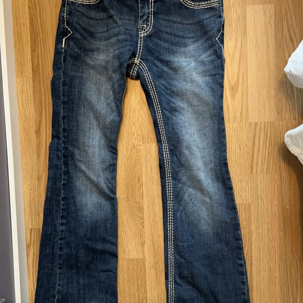 Jeans i storlek 14, (jag är 159 cm lång de är ganska långa på mig). Märke: Rock&Roll Denim.  Använda 2 gånger. Fint skick. Inköpspris 1000kr.. Jeans & Byxor.