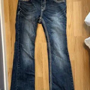 Jeans i storlek 14, (jag är 159 cm lång de är ganska långa på mig). Märke: Rock&Roll Denim.  Använda 2 gånger. Fint skick. Inköpspris 1000kr.