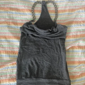 Glittrig topp - Kedja som band