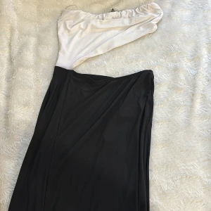 Svart/vit klänning  - Den är lång men det är möjligt att klippa den nere ifrån. 