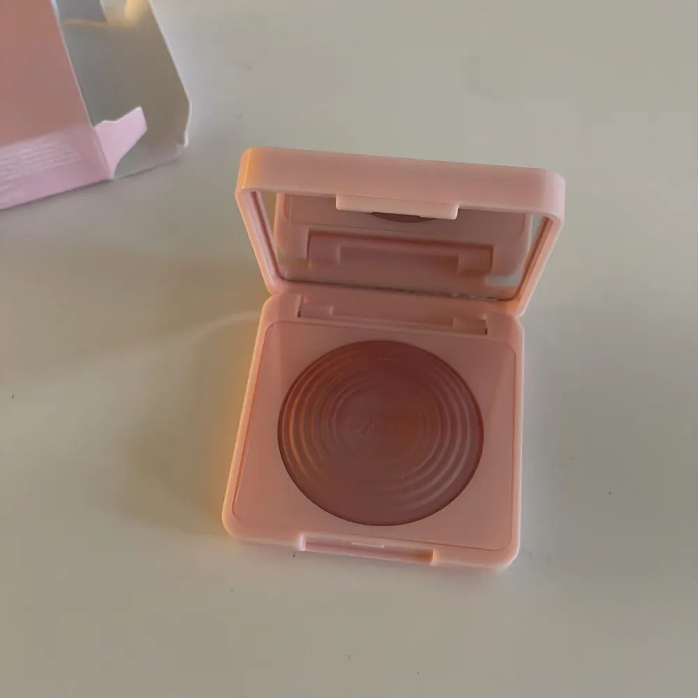 Säljer mitt CAIA glow blush i färgen rasberry passion då jag redan har ett likadant. Det är helt nytt och skyddsplast är kvar. Alltså aldrig använt eller ens testat.💋. Övrigt.