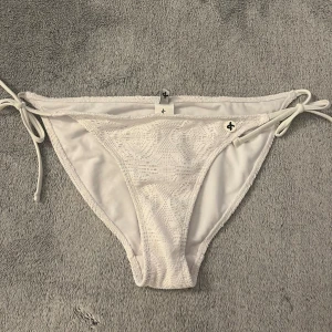 Vit mönstra bikini underdel - Super fin mönstrad bikini trosa! Aldrig använd, nypris 200kr. säljer då den är för stor💕