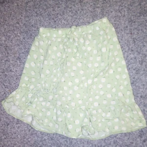 Ljus grön blommig somrig kjol  - I använt skick , sparsamt använd 😊💞 Fin och fräscha och hela och rena och skönt tyg och inte för varmt , perfekt för sommaren 😊💞