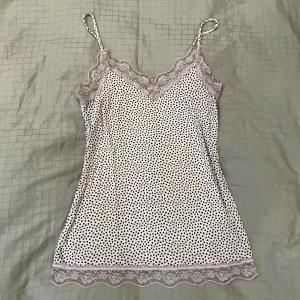 Söt prickig topp med spets  - Köpt second hand i Milano men i bra skick :) 