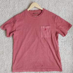 Gramicci One Point T Shirt Dusty Red i väldigt bra skick, knappt använd.   Nypris ca 500 kr