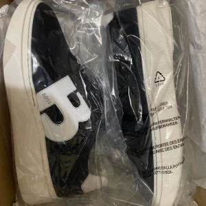 Mocka boss skor  - Ett par boss skor för damer i mocka. Helt nya och orörda. Säljer pågrund av att det inte är min stil. Kan gå ner i pris vid snabba affärer. Om du har några frågor skriv privat 💕 