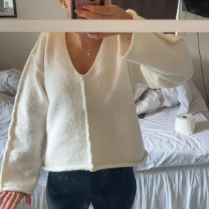Stickad tröja - säljer min vita stickade tröja ifrån nakd Stl xxs men är rätt stor i modellen