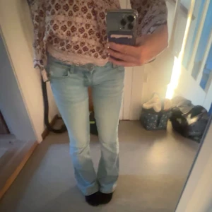 As snygga low waist jeans🩷🩷 - Super low waist bootcut jeans ifrån Pull and Bear! Säljer för att jag inte längre har någon användning av dom💗🤗