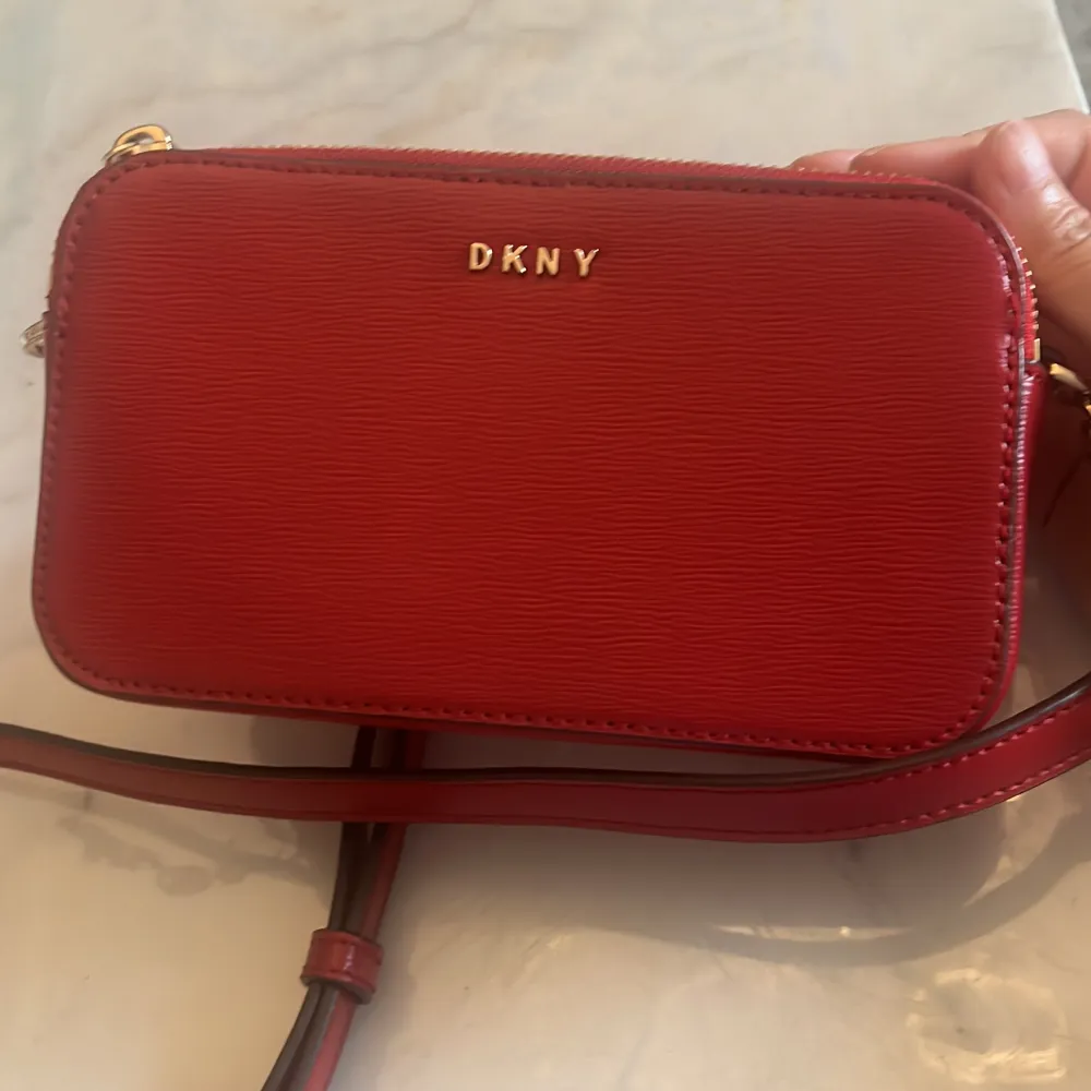 Äkta DKNY jag har använt några gången men ser ut som ny jag köpte 1844 kr . Väskor.