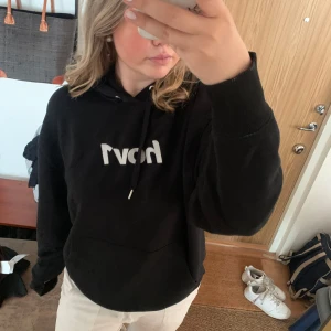 Hov1 hoodie - Säljer min älskade hov1 hoodie då den knappt används längre. Tröjan är köpt från deras merch shop 2022 och går inte att få tag på längre.